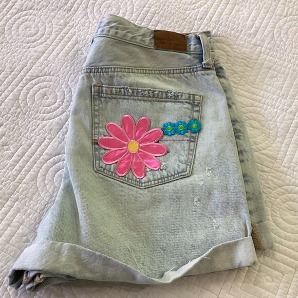 American Eagle Womens Size 6 Embroidered Distressed Denim Shorts Floral Pocket P - Picture 9 of 12